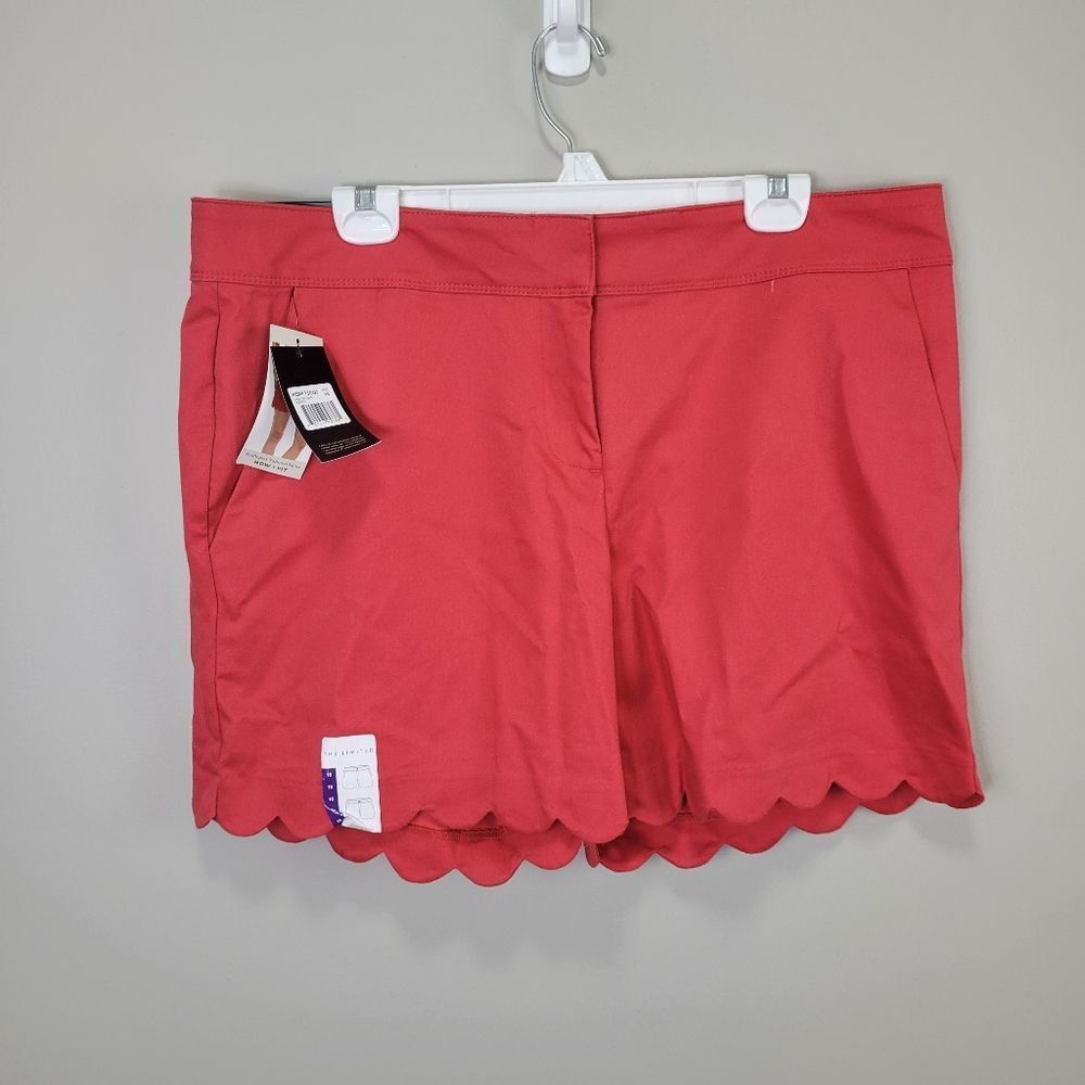 The Limited Scalloped Tailored Short Scarlet Size 16‎